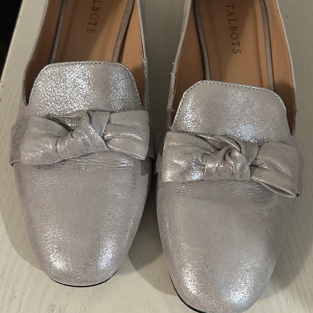 Talbots metallic silver Loafers with Bow Accent women’s size 9.5 medium EUC